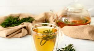 Pouca gente sabe: os benefícios do chá de alecrim explicam por que ele não deveria faltar em casa