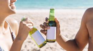 Faz mal ingerir bebida alcoólica debaixo do sol na praia?