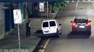 Câmeras de segurança mostram momento em que vândalos picham o muro do Allianz Parque