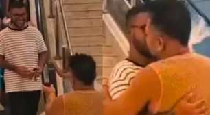 Casal denuncia ataques homofóbicos após pedido de casamento em shopping de SP