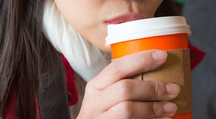 Tomar café no copo descartável pode ser perigoso?