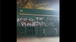 Palmeiras registra B.O após pichação nos muros da sede social