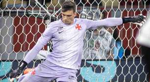 Léo Jardim faz jogo com mais defesas e evita vexame em clássico