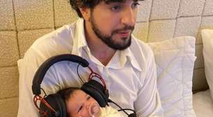 Nattan encanta ao jogar videogame com a filha Zuza no colo