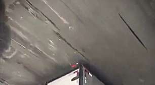 Vídeo: Motorista desatento "entala" caminhão dentro de túnel em Porto Alegre