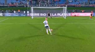 Vídeo: pior cavadinha do mundo termina com defesa do goleiro e jogador lesionado