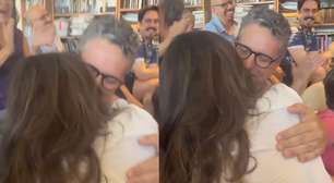 Após indicação ao Oscar, diretor de 'O Agente Secreto' dá beijão na esposa e comemora: 'Muito feliz com esse dia'