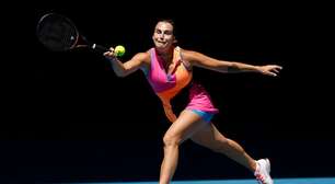 Sabalenka sofre, mas se classifica às oitavas do Australian Open
