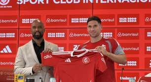 Villagra é apresentado no Internacional e assume camisa histórica do clube