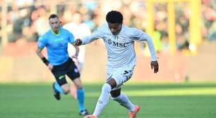 Napoli confirma cirurgia de David Neres