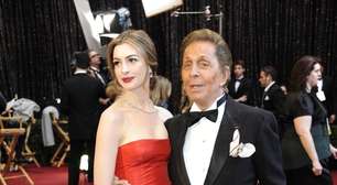 Anne Hathaway participa de funeral de Valentino em Roma