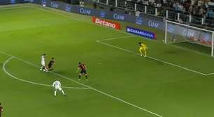 Gustavo Henrique exibe marca e ironiza arbitragem: "A falta foi minha mesmo"