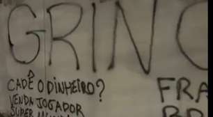 Torcedores picham muros do CT do Botafogo com cobrança a Textor; "cadê o dinheiro?"