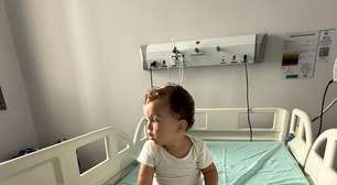 Bebê fica 12 horas com bateria no esôfago e sofre necrose após engasgo em casa