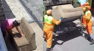 Mulher deixa sofá secando na porta e móvel é levado por caminhão de lixo por engano