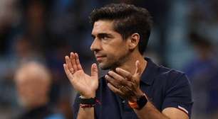 Torcedores do Palmeiras levam faixa em apoio a Abel Ferreira: "The Best"