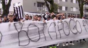 Torcedores do Botafogo protestam contra diretoria antes de jogo pelo Carioca