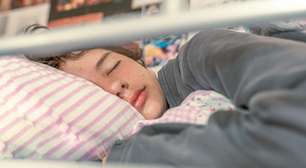 Ciência comprova: repor o sono perdido traz benefícios para a saúde mental de adolescentes