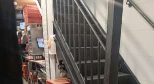 "É assim que seu pedido espera a retirada": motoboy denuncia armazenamento de pizzas da Pizza Hut no Bourbon Wallig