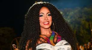 Rosiane Pinheiro surpreende ao aparecer fantasiada de gorila como Madrinha da Vai-Vai