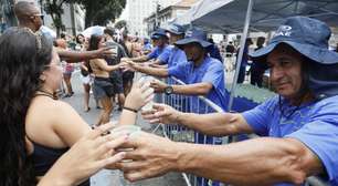 Cedae inicia operação de distribuição gratuita de água em megablocos no Centro do Rio