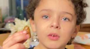 Brasileira faz coração de galinha na Pensilvânia e o filho fica indignado