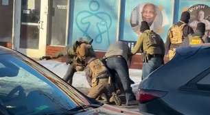 Homem é morto a tiros por agente federal de imigração nos EUA