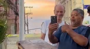 Ney Matogrosso posa para foto com fã e é confundido com Caetano Veloso: 'Opa!'