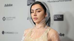 Charli XCX fala sobre 'The Moment' e carreira de atriz na estreia do filme em 'Sundance'