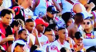 Sem clube, atacante campeão da Libertadores acompanha partida das arquibancadas; entenda