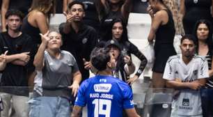 Kaio Jorge bebe líquido arremessado por torcedor; vídeo