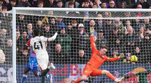 Com show de brasileiros, Chelsea bate Crystal Palace e segue no pelotão de frente