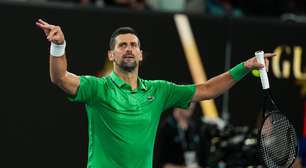 Djokovic avança no Australian Open sem entrar em quadra