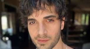 Fiuk chama atenção ao aparecer com mulher loira na cama em clima de romance