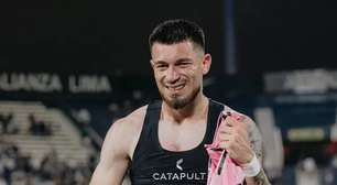 Jogador do Alianza Lima se emociona ao trocar camisa com Messi após amistoso