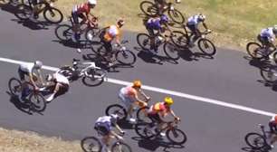 Canguru derruba ciclista durante corrida e, mesmo após queda, ele se recupera e vence prova; veja