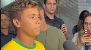 Nikolas Ferreira visita vítimas atingidas por raio durante ato em Brasília: 'Nada de grave'