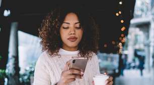 Pessoa que demora para responder, mas está sempre online: a psicologia explica o que isso significa