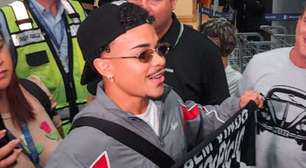 Kaio César desembarca no Brasil para assinar com o Corinthians: "Empolgado"