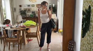 A sapatilha metálica de Alice Wegmann vai direto para o seu carrinho: o brilho inox que atualiza o visual e transforma o básico em poderoso