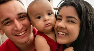 Ary Mirelle e João Gomes levam o filho ao primeiro dia de aula