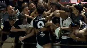 Comemoração foge do roteiro: Yuri Alberto fica de cueca após gol decisivo do Corinthians