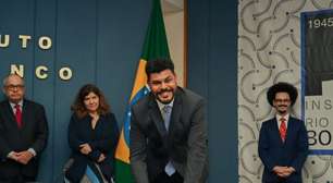 Filho de diarista que virou diplomata foi garçom e percorria 119 km para estudar: 'Acreditei no poder da educação'