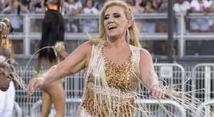 Rita Cadillac relembra sufoco com fantasia no carnaval: 'Colou na pele com superbonder'