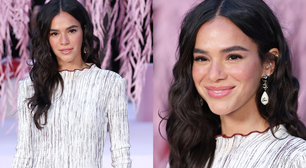 Mix de estampas elegante e scarpin de bico quadrado icônico: um raio-x do look de Bruna Marquezine no desfile da Chanel em 10 fotos