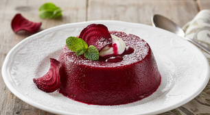 Esse pudim de beterraba é a sobremesa mais bonita e surpreendentemente gostosa que você vai aprender hoje