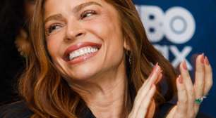 Grazi Massafera "foge" de Arminda e usa smoking para Dona Beja