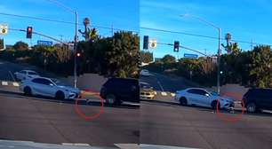 Bebê cai de carro em movimento e por pouco não é atropelado