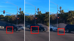 Mulher é presa após bebê de 1 ano cair de carro em movimento e quase ser atropelado nos EUA