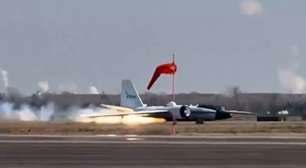 Avião da Nasa faz pouso 'de barriga' após falha mecânica